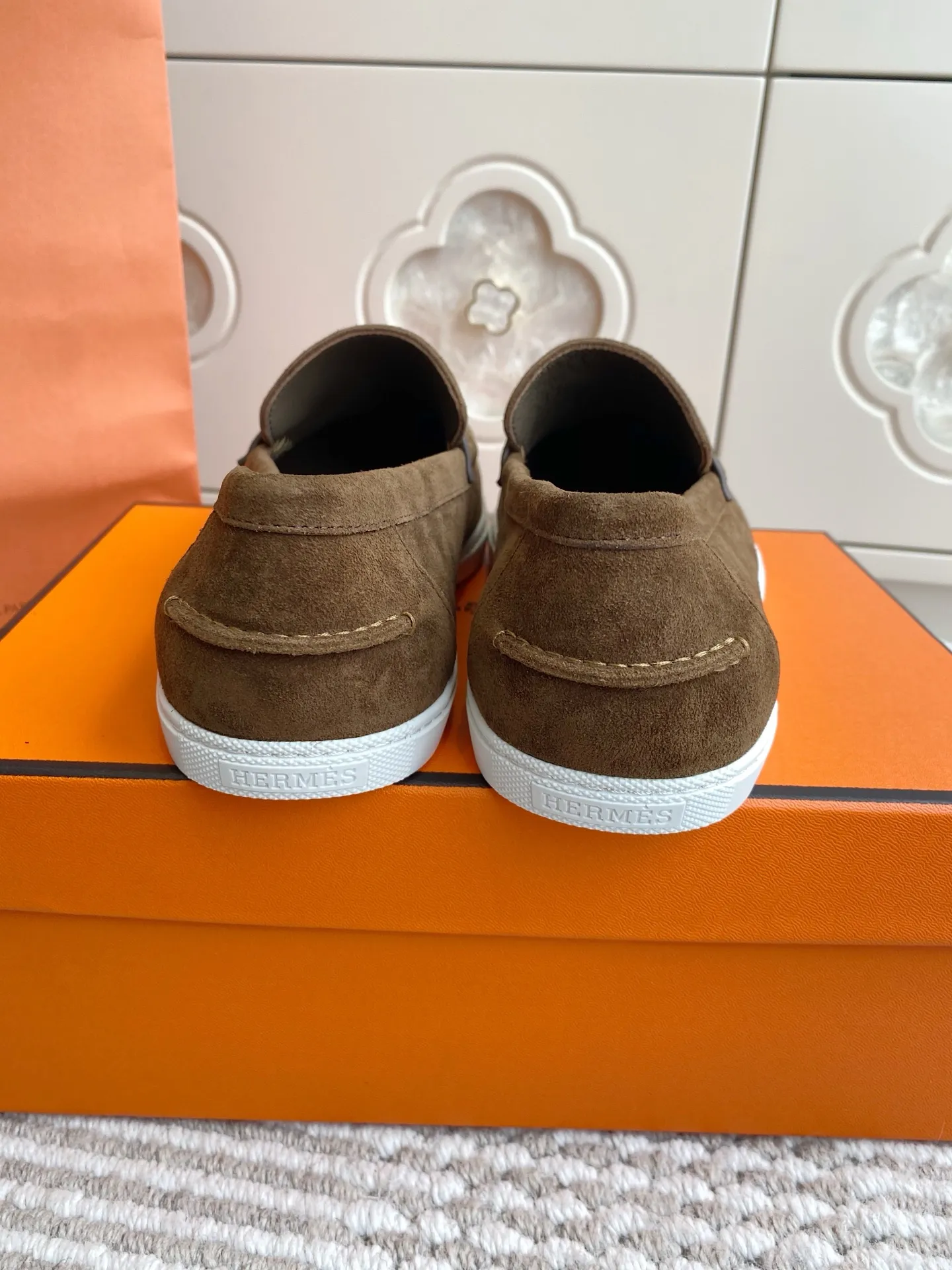 p560✨Hermes Couple Loafers｜Walking in the urban high-end, easily wearing Hermès temperament✨Who says luxury and comfort can’t have both?  This pair of H’s classic loafers really does it!  ▪️"Customized imported Yangjing fabric" is soft and delicate ▪️"Full sheepskin lining" + "soft-soled shoes" design. Your feet will be healed the moment you put them on~ It's like stepping on clouds☁️You won't feel tired after walking all day!  The iconic "H" buckle is low-key and luxurious. It is matched with a rubber outsole. It is lightweight and stylish. Whether you are commuting or shopping, you can easily achieve casual urban style🏙 Can be worn by couples. Full range of sizes, girls 35-41 | boys 39-45. Wear them together when going out. Sweet and high-end💑 Original mold opening. Details are in place. Those who understand will be attracted at a glance ️❤️ #Hermès loafers #coupleshoes #lightweight and versatile shoes